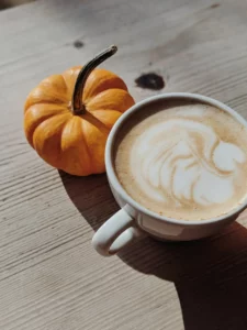 ¿Quieres saber cómo preparar el mejor pumpkin spice latte desde casa? Pumpkin Spice Latte
