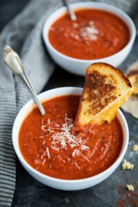 Sopa de tomate con sandwich de queso