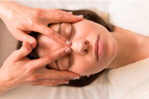 Yoga facial: la nueva forma de mantener joven tu piel Yoga