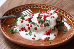 Festeja el 15 de septiembre con un banquete de recetas mexicanas veganas Chile en nogada