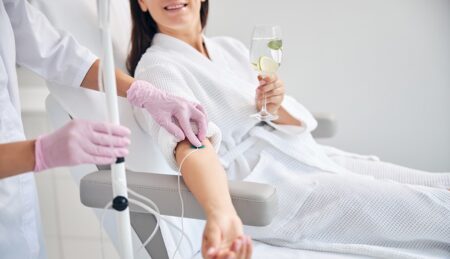 Sueros intravenosos de vitaminas y minerales: ¿La nueva tendencia de salud? Sueros intravenosos