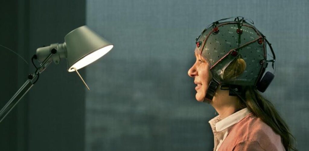 Misterios de nuestro cerebro ¿Sabías que el cerebro humano es capaz de producir suficiente energía para prender un foco? Prender luz con cerebro