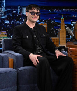 Peso Pluma y el corte de pelo que se hizo en Medellín. Peso Pluma