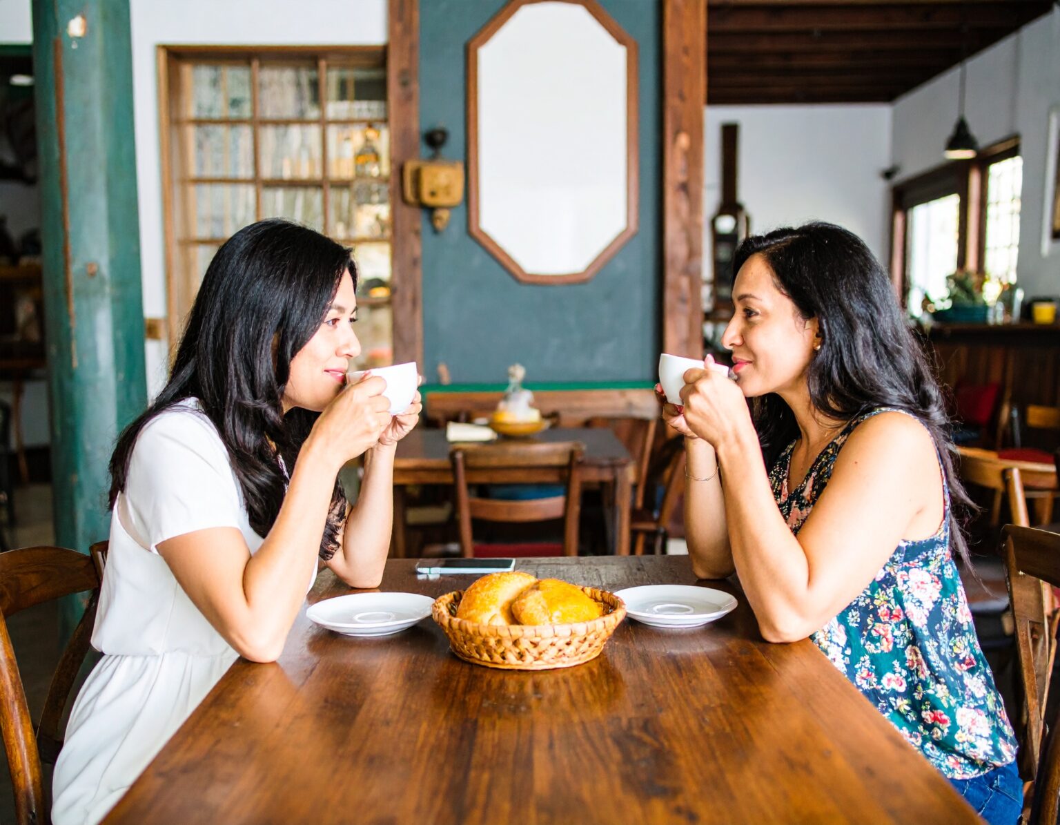 Café con pan y silencio: las nuevas reuniones entre amigos que no necesitan hablar tanto