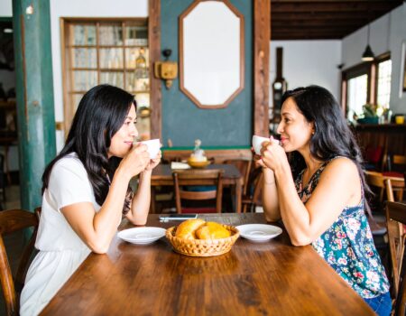 Café con pan y silencio: las nuevas reuniones entre amigos que no necesitan hablar tanto