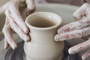 Hobbies de adultos: por qué la cerámica, la jardinería y lo manual están resurgiendo